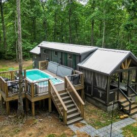 Scenic Mountain Cabin with Lake Access and Waterfall Views near South Cumberland State Park Tennessee, ξενοδοχείο σε Monteagle