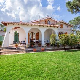 Villa 300m from the sea with Garden 500mq - WiFi - Parking -AC, Hotel in Foxiʼe Sali