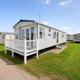 Dog Friendly 6 Berth Caravan With Decking Close To Pakefield Beach Ref 68067B, hotel in Lowestoft