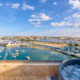 Modern Seafront Penthouse with views of Valletta, Hotel in Gżira