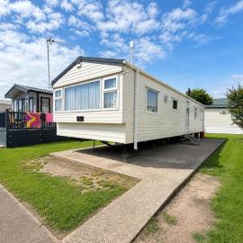 Homely caravan by the beach at Pakefield Holiday Park in Suffolk ref 68088CR, hotel di Pakefield