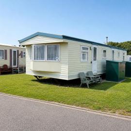 Charming 6 Berth Caravan With Decking By The Beach In Suffolk Ref 40107Nd, hotel u gradu 'Lowestoft'