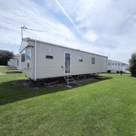 Beautiful caravan at Broadland Sands Holiday Park ref 20131BS, hotel i Corton