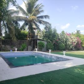 Sunny 2 Bedroom Villa with a Big Garden and Pool, hotell i Thane