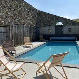 Chambre studio au Bord de la Piscine chauffée et privée pour vous le soir !, hotelli kohteessa Cholet