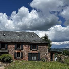 La jolie maison en grès rouge