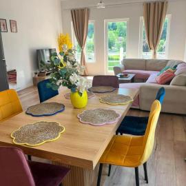 Appartement avec balcon vue sur la Meuse、モンテルメのホテル