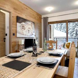 Ski-in out Penthouse With Garage & Balcony, hotel a Courchevel
