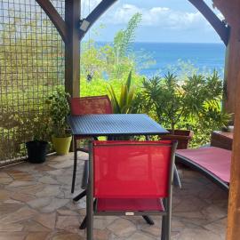 Villa Shoelcher, joli T2 a 3 min de la mer à pied, avec piscine, khách sạn ở Schœlcher