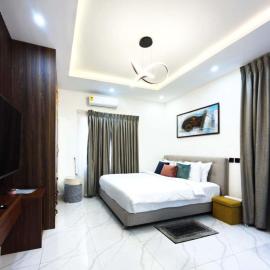 Executive Cozy Suite at THE HIDDEN DOMUS I Saltpond Suite, hotel en Madina