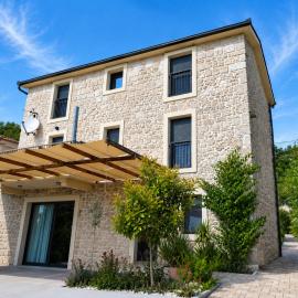 Luxory Stone Villa near Blue Lake& Makarska 8 guests, hotel in Imotski