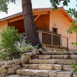 Chalet tous confort avec piscine lagon, hotel in Vallon-Pont-dʼArc