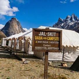 Jal-skit Daba & Campsite, hôtel à Kurgiākh