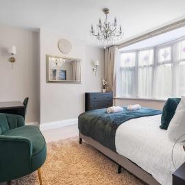 Spacious 5BR Home Near M6 with Free Parking