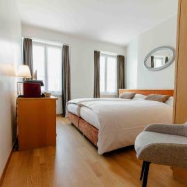Hôtel du Cheval Blanc - City center، فندق في بول