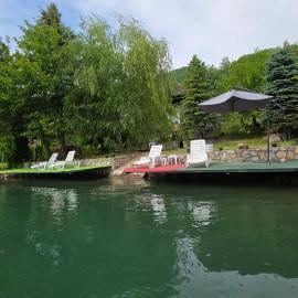 Lakeside cottage with private beach & boat rental
