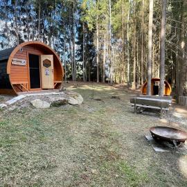 Netradiční ubytování ve dvou dřevěných sudech pro až 8 osob, hotel a Vyšší Brod