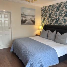 Roker Cottage, luxury seaside apartment, private parking, sky tv
