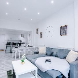 Bright & Charming Home in Hartford Sleeps 8