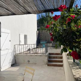 Appartement au calme et belle terrasse, hotell sihtkohas Peyroules