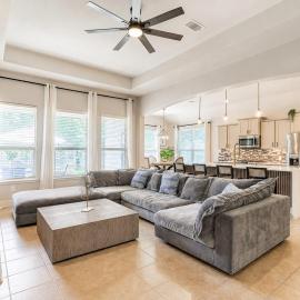 Charming 4BR 3BA One Story Retreat in Woodlands, hotel u gradu 'Tomball'