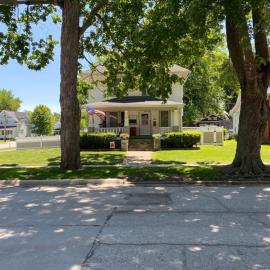 Vintage Farmhouse, right in the City with Parking!, מלון בOttumwa
