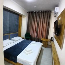 ALMA Hotel, hotel a Evalak