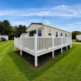8 berth caravan with decking at Broadland Sands in Suffolk ref 20199BS, hotel i Corton