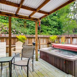 1 Mi to Beach! Lush Florence Retreat w/ Sunroom, hotel din Florence