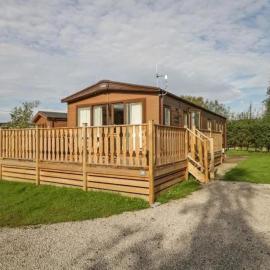2-Bed Cabin - Sleeps 5 - Parking - Pet Friendly, hotel Carnforthban