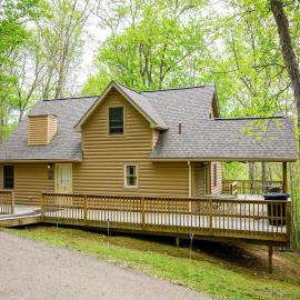 Tree-Top Chalet، فندق في لوغان