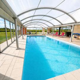 Domaine de la Chesnaie - Piscine couverte, hotel em Longué