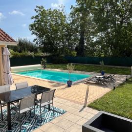 Villa piscine proche de Genève, Hotel in Saint-Genis-Pouilly