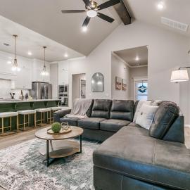 Spacious! Brand new home built in 2023!, hotel sa Moore