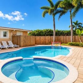 Deluxe Home Heated Pool & Jetted Tub near Beach