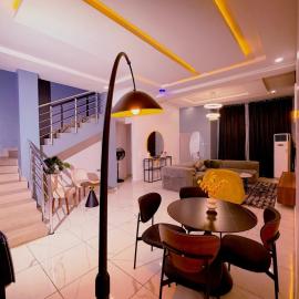 Realscenes99 creative hub, hotel in Lekki