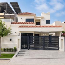 4 Bedrooms Modern Luxury Bungalow in DHA Phase 8, Near Airport – hotel w mieście Lahaur