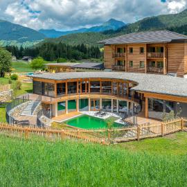 Familienhotel Kreuzwirt, khách sạn ở Weissensee