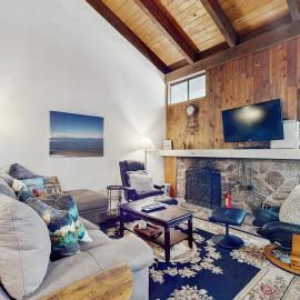3-story townhome with fireplace pool & private beach access - walk to dining, hotel a South Lake Tahoe