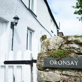 Lakeside Cottage - Sleeps 8 - Garden, hotel in Ulverston