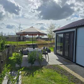 EuroParcs De IJssel Eilanden Chalet Liama mit Steg & Zaun IJE553, hotel a Kampen