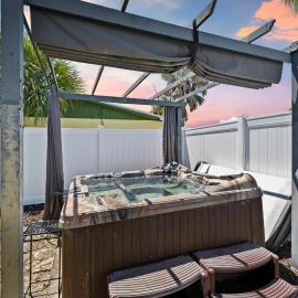 Ambers Jensen Beachhouse with Hot Tub, hotel u gradu Jensen Bič