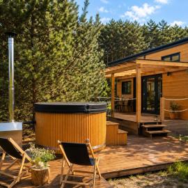 Oaza Święty Spokój - Tiny House z Balią i Jacuzzi przy rzece Narew, hotel u gradu Rogóźno