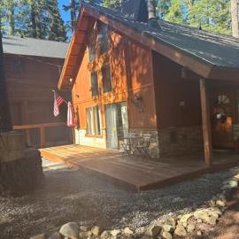 Relax at Rustic Tahoe Charm - Minutes to Lake, hótel í Tahoma