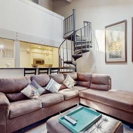 Condo with pool hot tub & lake access
