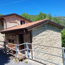 Riparo del ghiro: Caprauna şehrinde bir otel