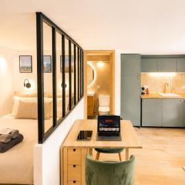 MONACO - MENTON - 4 PERSONS - HYPERCENTER - PARKING - CLIM - FULL RENOVATED - FAST WIFi, hotel u gradu Menton