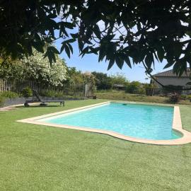 Duplex cosy accès piscine , cour fermée, parking et borne VE, hotel a Crottet