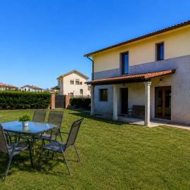 Acogedora casa con jardín, hotel i Castellanos de Villiquera