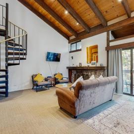 Charming condo near the lake with pool hot tub & washer & dryer, Hotel in South Lake Tahoe